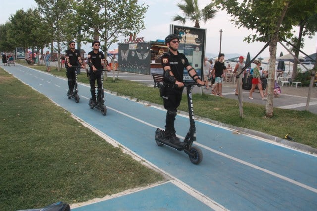 Balıkesir’in Edremit ilçesinde, Çevik Kuvvet birimleri, turizm sezonu boyunca sahil bölgelerinde yeni bir güvenlik önlemi olarak scooter adı verilen elektrik motorlu araçları kullanmaya başladı.