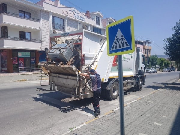 Karesi Belediyesi, düzenli olarak temizlik faaliyetlerini gerçekleştirerek çöp konteynerlerini yıkama ve dezenfekte etme çalışmalarına devam ediyor.