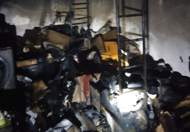 Balıkesir'in Gönen ilçesinde ayakkabı dükkanında gece yarısı yangın çıktı. Maddi hasarlı yangında can kaybı ve yaralanan olmadı.