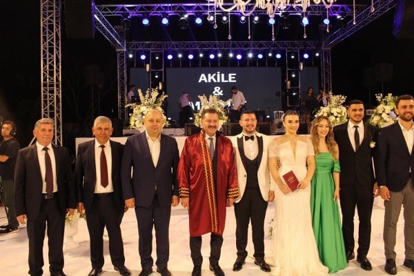Gönen Ticaret Borsası Başkanı İbrahim Mutlu'nun oğlunun düğünü görkemli bir törenle gerçekleşti.