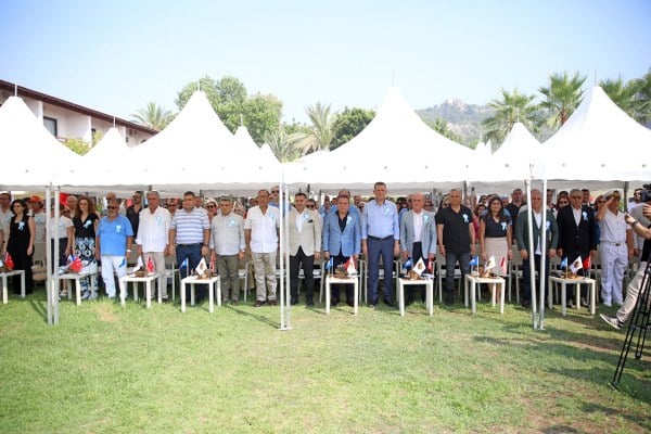 TÜRÇEV (Türkiye Çevre Eğitim Vakfı) tarafından koordine edilen ve Alanya Belediyesi'nin ev sahipliğinde düzenlenen "Mavi Bayrak" töreninde, "En İyi Çevre Eğitim ve Bilgilendirme Etkinlikleri" kategorisinde başarılı çalışmaları nedeniyle Ayvalık, Alanya, Kocaeli, Antalya, Muratpaşa ve Didim belediyelerine ödül verildi. Ayrıca Setur Ayvalık Marina da ödül alan kurumlar arasındaydı.