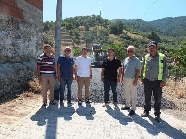 Balıkesir Büyükşehir Belediyesi'nin Burhaniye ilçesine bağlı kırsal Dutluca Mahallesi'nde başlattığı yol çalışması, vatandaşları sevindirdi. İlçeye 9 kilometre uzaklıkta bulunan Dutluca'da gerçekleştirilen sıcak asfalt çalışmasının üç gün içinde tamamlanması planlanıyor.