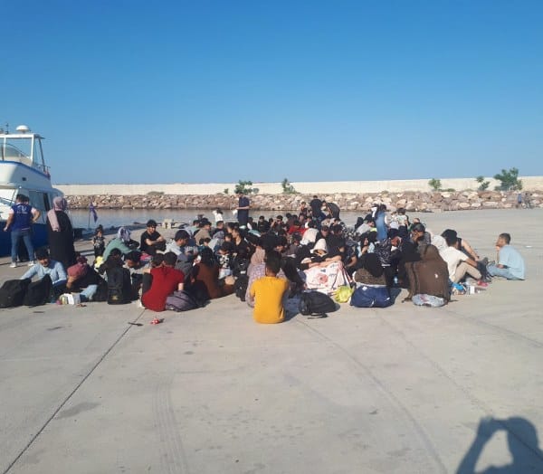 Çanakkale'nin Ayvacık ilçesi açıklarında, İngiltere bayraklı bir özel tekne içinde bulunan 144 kaçak göçmen ile 1 göçmen kaçakçısı şüphelisi Sahil Güvenlik ekipleri tarafından yakalandı.