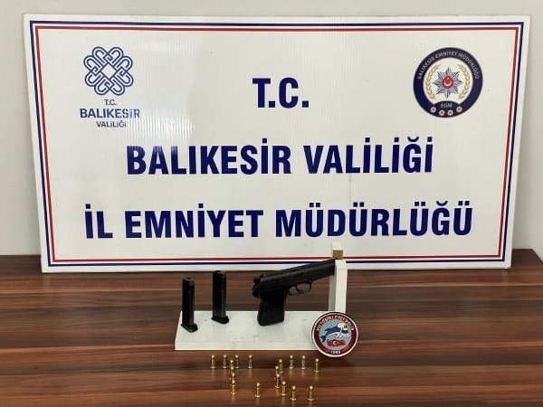 Balıkesir'de Asayiş Şube polislerinin son 1 hafta içerisinde yürüttükleri operasyonlar neticesinde çeşitli suçlardan aranan 152 şahıs gözaltına alındı. Gözaltına alınan 152 şahıstan 79'u adli makamlara sevk edildi ve tutuklandı.
