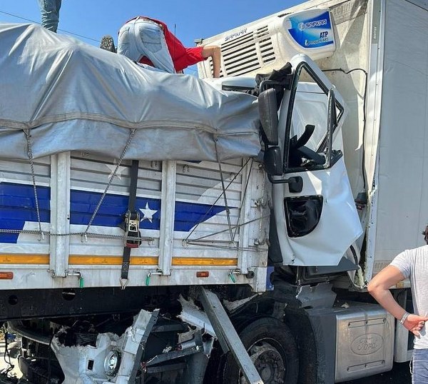 Balıkesir'in Bandırma ilçesinde, karpuz yüklü bir kamyonun arkasına çarpan başka bir kamyon sürücüsü yaralandı. Çarpışma sonucunda hurdaya dönen kamyonun içerisinde sıkışan sürücü, kurtarılarak hızla hastaneye sevk edildi.