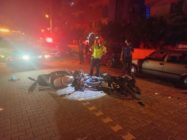 Edremit ilçesinde meydana gelen trafik kazasında, iki motosikletin çarpışması sonucunda 4 kişi yaralandı.