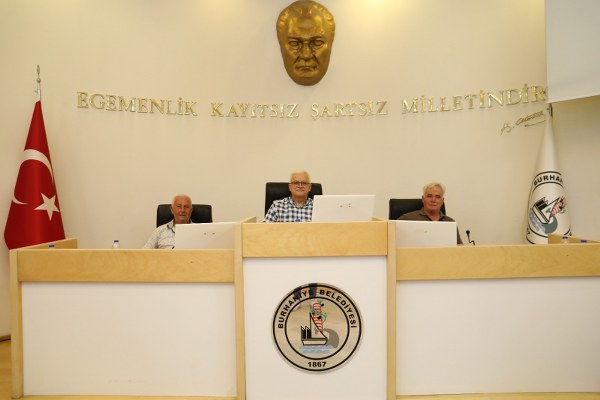 Burhaniye Belediye Başkanı Ali Kemal Deveciler, Balıkesir'in Burhaniye ilçesinde mahalle muhtarlarıyla gerçekleştirilen bir toplantıda bir araya geldi.