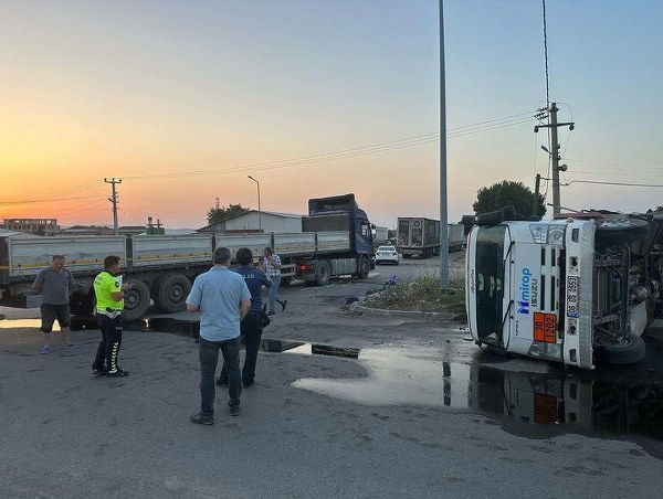 Gönen ilçesinde korkutucu bir kaza yaşandı. Mazot yüklü tanker ile bir tır, kavşak noktasında çarpıştı. Çarpışma sonucunda her iki sürücü de yaralandı.