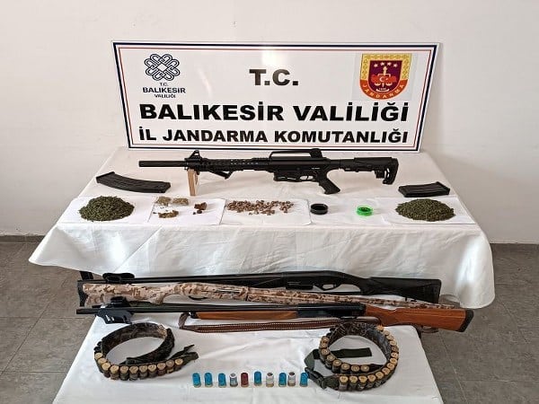 Balıkesir'de gerçekleştirilen uyuşturucu ve organize suç operasyonlarında, jandarma ekipleri tarafından 26 uyuşturucu şüphelisi ve 34 düzensiz göçmen gözaltına alındı. Operasyonlar sonucunda, önemli miktarda uyuşturucu madde, ateşli silah ve mühimmat ele geçirildi.