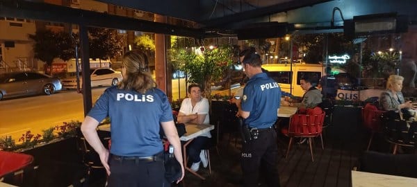 Balıkesir'de gerçekleştirilen operasyonlarda, polis ekipleri tarafından il genelinde arama kaydı bulunan 80 kişiye yönelik çalışmalar gerçekleştirildi. Bu operasyonlar sonucunda, 47 aranan kişi gözaltına alındı. Adli makamlara sevk edilen 21 kişi serbest bırakılırken, 26 kişi ise tutuklanarak cezaevine gönderildi.