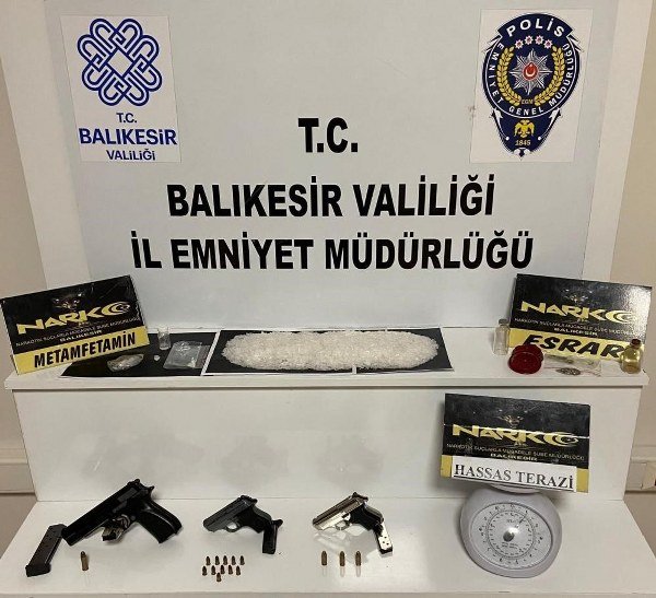Balıkesir'de Narkotik polis ekipleri tarafından il genelinde gerçekleştirilen uyuşturucu operasyonları sonucunda, 46 şüpheli gözaltına alındı. Gözaltına alınan şahıslardan 2'si adli makamlara sevk edildikten sonra tutuklandı. Operasyonlar sırasında önemli miktarda uyuşturucu madde, hassas terazi ve 3 adet tabanca ele geçirildi.