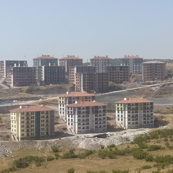 Haziran ayı itibarıyla, konut fiyat endeksi yıllık bazda nominal olarak %95,9 artış gösterirken, reel olarak ise %38 oranında yükseldi.