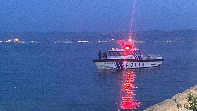 Kocaeli'nin Darıca ilçesinde serinlemek için girdiği denizde kaybolan 13 yaşındaki çocuğu arama çalışmaları 8 saat sürdü. Çalışmaların sonunda çocuğun cansız bedeni denizde bulundu.