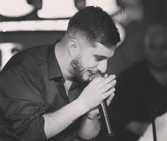 Avcılar’da bir mekanda sahne alan genç şarkıcı Erkan Doğanay, sahne çıkışı silahlı saldırıya uğradı. Şarkıcı Uygar Doğanay ve Gökhan Doğanay’ın kuzeni olan genç şarkıcı, karın ve göğüs bölgesine isabet eden kurşunlarla yaralanarak hastaneye kaldırıldı.