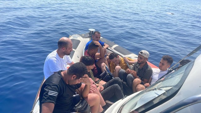 Balıkesir’in Ayvalık ilçesinde, yasa dışı yollarla Yunanistan’ın Midilli Adası’na gitmek isteyen 9 göçmen Yunanistan unsurları tarafından Türk karasularına geri itildi.