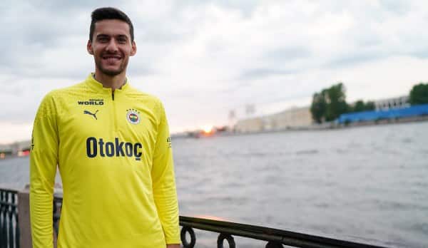 Milli futbolcu Umut Nayir, Fenerbahçe'ye transfer olmanın heyecanını ve gururunu taşıyarak, kulüp televizyonunda yayınlanan 'Günün Röportajı' programına katıldı. Sarı-lacivertli formayı giymek için duyduğu mutluluğu açıkça ifade eden deneyimli oyuncu, taraftarlarına ve camiaya söz verdiği başarılarla dolu bir dönem geçireceğine inancını da dile getirdi.
