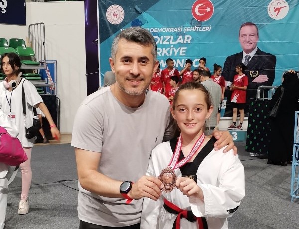 Balıkesir'in başarılı futbol takımlarından Ayvalıkspor'un oyuncusu Ecrin Sevim, Türkiye üçüncüsü olarak büyük bir başarıya imza attı.