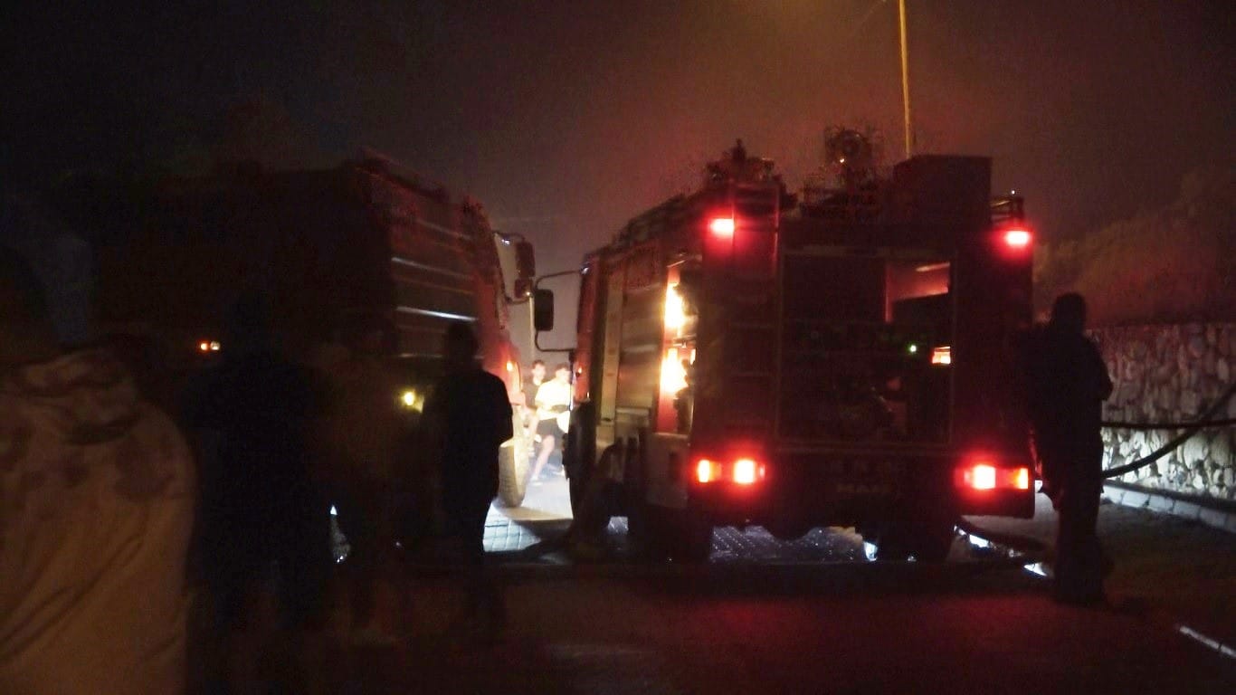 Balıkesir'in Ayvalık ilçesinde yerleşim yerleri yakınındaki ağaçlık alanda çıkan yangın, itfaiye, orman ve Ayvalık Belediyesi ekiplerinin müdahalesiyle kontrol altına alındı.