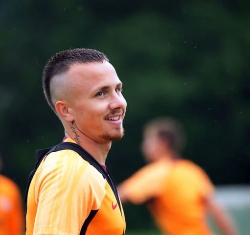 Galatasaray'ın yeni transferi Angelino, sarı-kırmızılı taraftarlarla beraber büyük başarılara imza atmak istediklerini söyleyerek, "Takımın önemli bir parçası olmak istiyorum" ifadelerini kullandı.