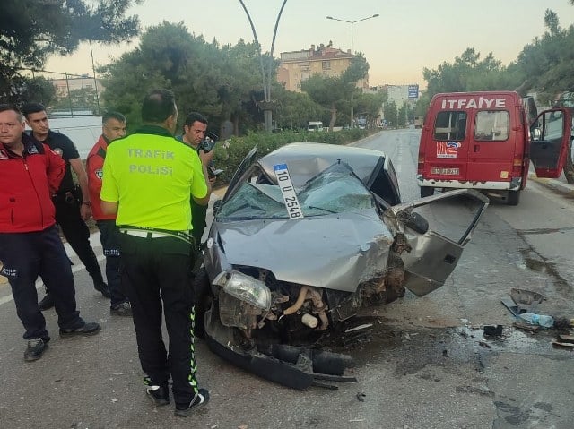 Balıkesir'in Erdek ilçesinde sabah saatlerinde otomobilin orta refüje çarparak ters döndüğü trafik kazasında bir kişi yaralandı.