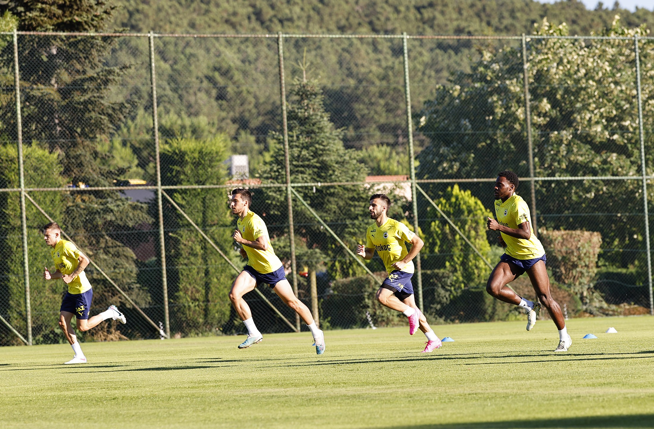 Fenerbahçe, yeni sezon hazırlıklarını sabahın erken saatlerinde açık havada yaptığı antrenmanla başlatmış oldu.