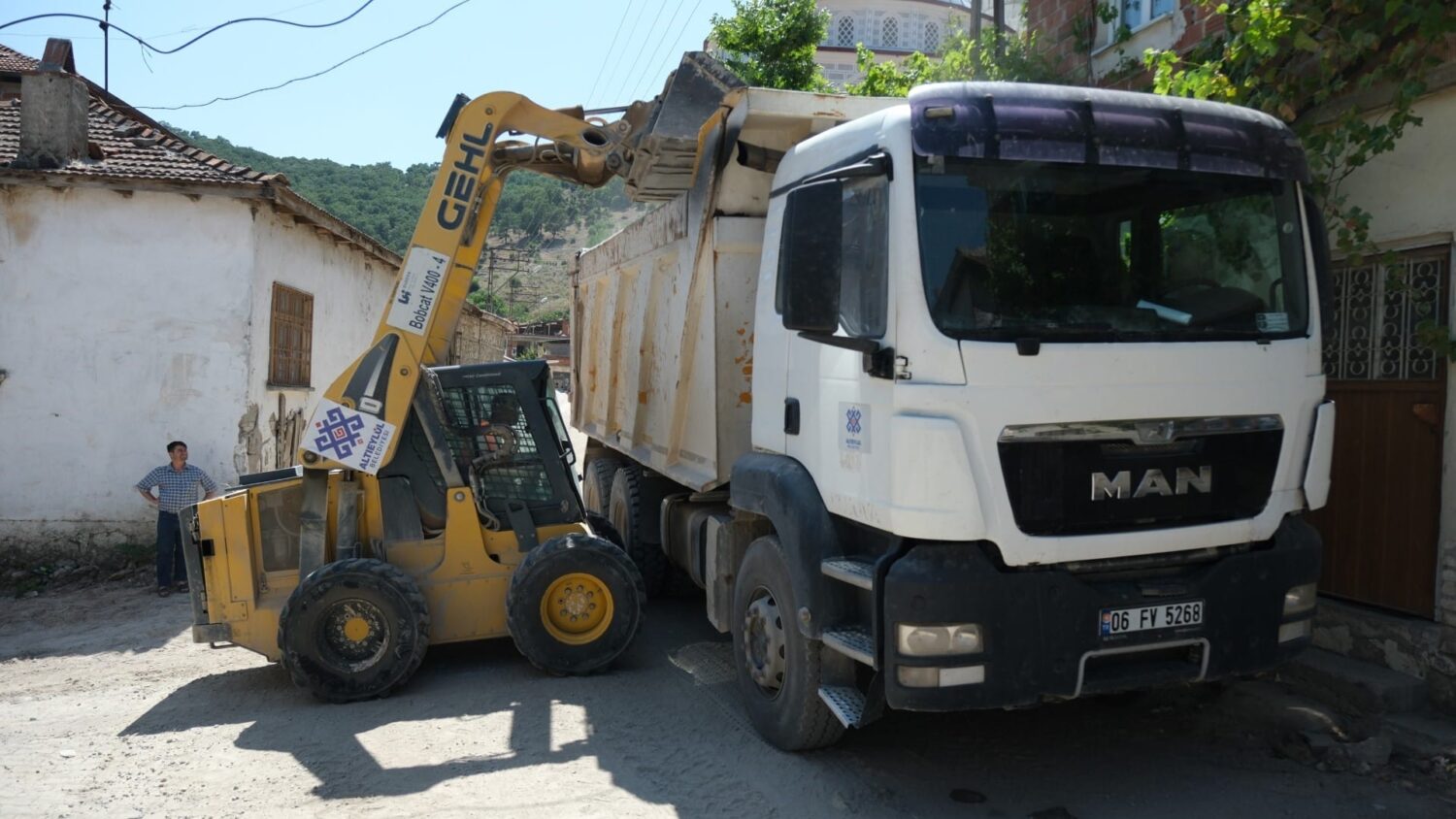 Altıeylül Belediyesi Fen İşleri Müdürlüğü sahadaki çalışmalarına hız verdi. Merkez kırsal ve 7/24 sahada olan Fen İşleri Müdürlüğü daha yaşanabilir bir Altıeylül için hız kesmeden çalışıyor. Ekipler ilçeye bağlı 9 noktada üstyapı yenileme çalışmalarını sürdürüyor.