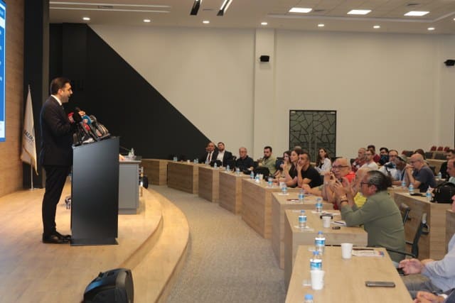 Balıkesir Ticaret Odası Yönetim Kurulu Başkanı Rahmi Kula, iki dönemlik çalışmaları hakkında Meclis Başkanı Okan Telaşeli ile birlikte basın toplantısı düzenledi.