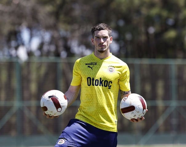 Fenerbahçe’nin yeni transferi İngiliz futbolcu Ryan Kent, Fenerbahçe’de olmaktan dolayı çok mutlu olduğunu söyleyerek, "Başarılar ve kupalar isteyen bir kulüp sizi istediği zaman kabul ediyorsunuz" ifadelerini kullandı.