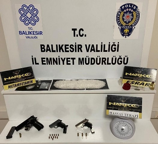 Balıkesir'de asayiş ve narkotik polisleri il genelinde son 1 haftada ayrı ayrı yaptıkları Huzur operasyonlarında toplam 291 şahsı gözaltına aldı. Şahıslardan 117'si tutuklandı.