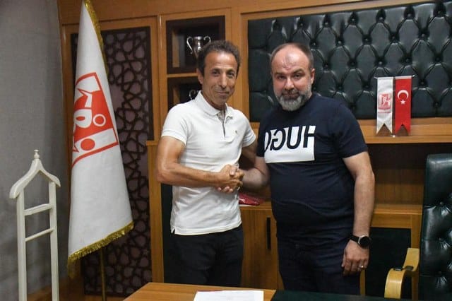 Balıkesirspor, yeni teknik direktörlerini Recep Çetin olarak duyurdu. Kırmızı-beyazlı kulüp, tecrübeli teknik direktörle 1 yılı opsiyonlu olmak üzere 2 senelik bir sözleşme imzaladı.