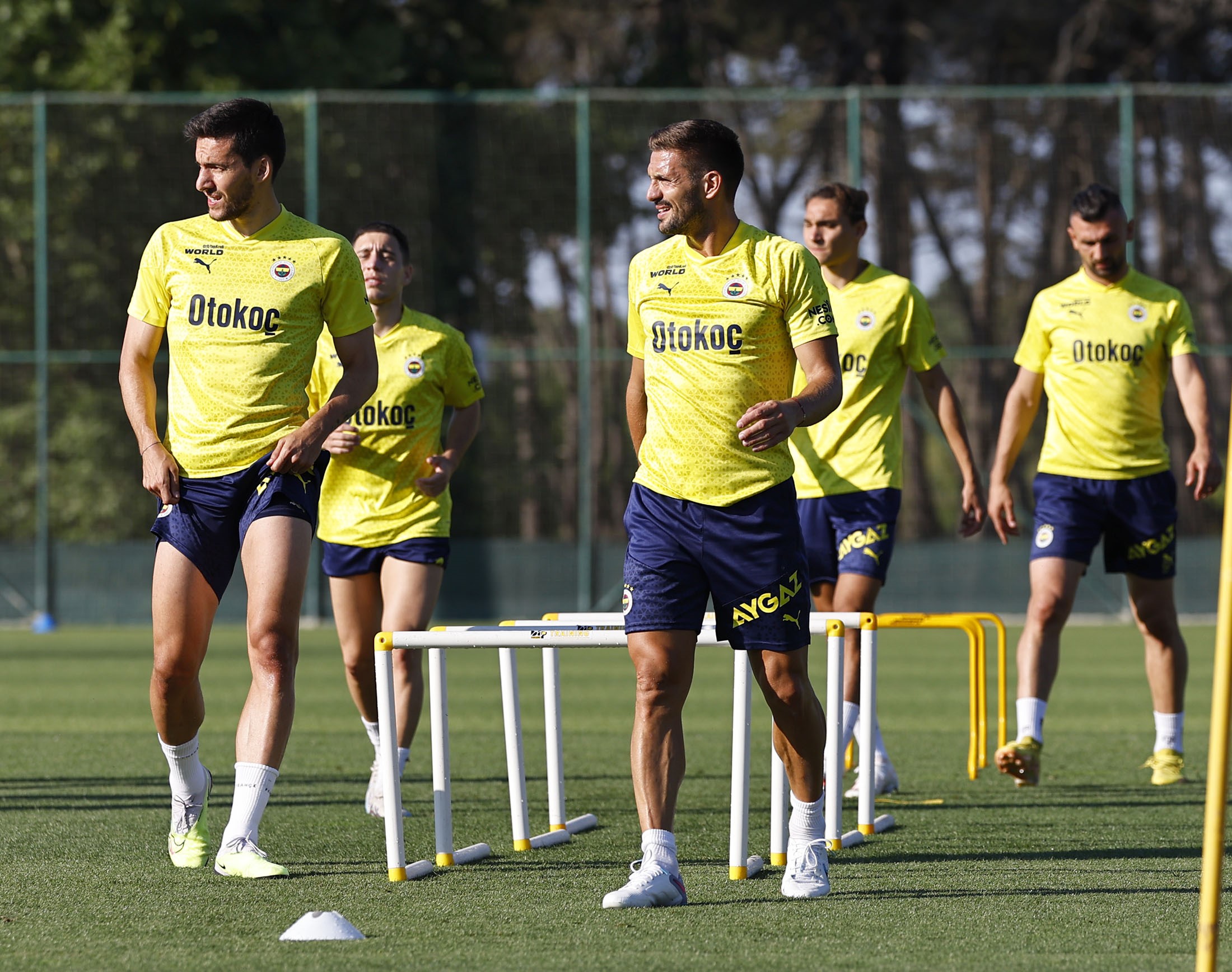 Fenerbahçe, yeni sezon hazırlıklarına akşam saatlerinde yaptığı günün ikinci antrenmanıyla devam etti.