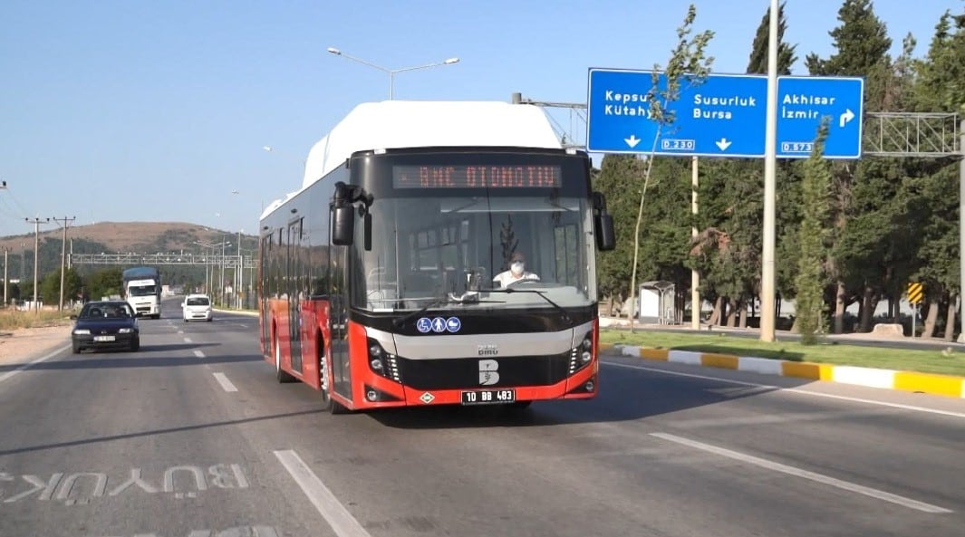 Balıkesir'de yaklaşık 2 yıl önce alınan 65 doğalgazlı otobüs toplu ulaşımda çevreci yönü ile öne çıkarken, akaryakıt fiyatlarındaki ÖTV değişimi sonrasında ekonomik yönü ile de dikkat çekiyor.