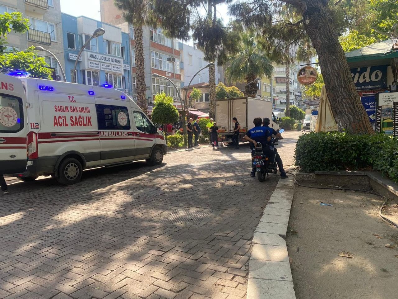 Balıkesir'in Erdek ilçesinde meydana gelen kazada toptancı aracı arkasında bulunan iki yayaya çarptı.