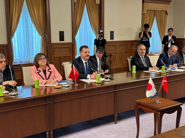 Türkiye Belediyeler Birliği ve Balıkesir Büyükşehir Belediye Başkanı Yücel Yılmaz, beraberindeki belediye başkanları heyetiyle Japonya'ya giderek, deprem sonrası şehirlerin yeniden yapılandırılması konusunda bir dizi teknik inceleme yapacak.