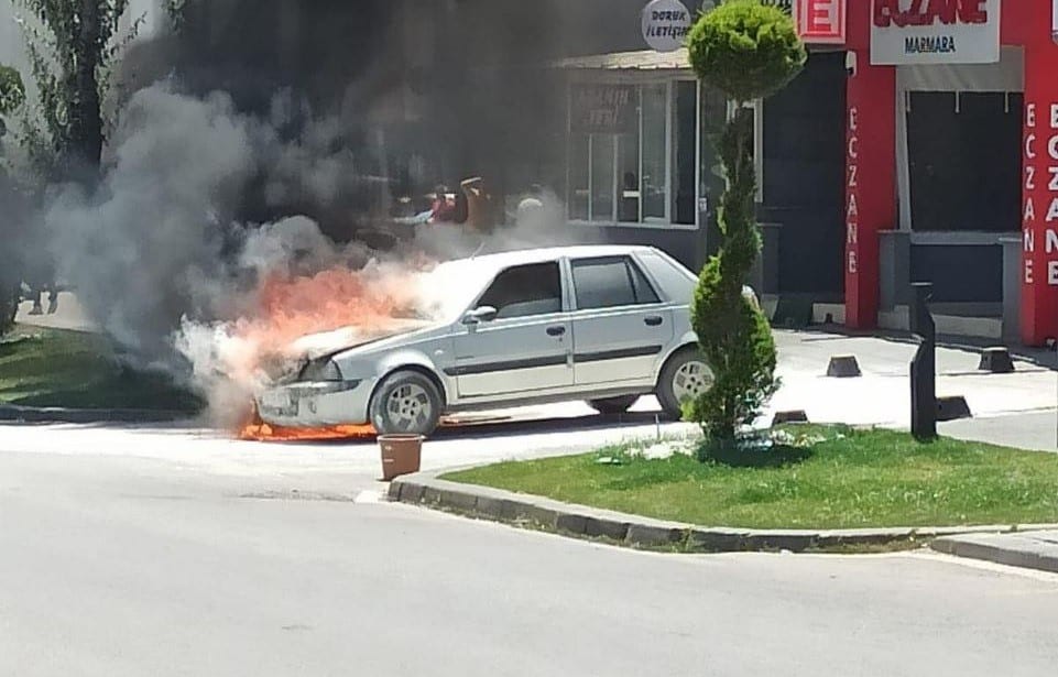 Balıkesir'in Bandırma ilçesinde seyir halindeki araç alev alev yanmaya başladı. Otomobil küle dönerken, sürücü kendini zor dışarı attı.