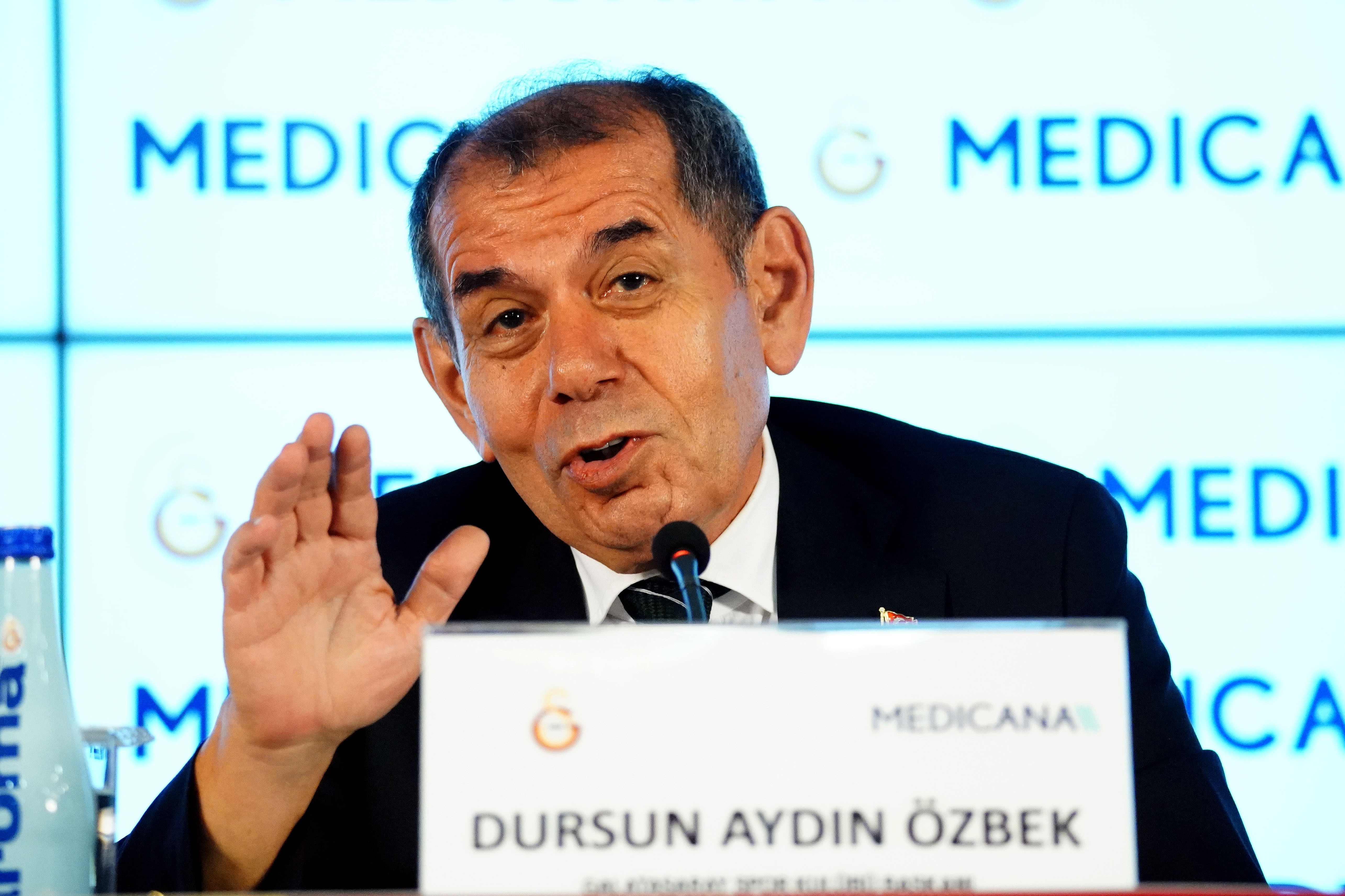 Galatasaray Başkanı Dursun Özbek, Türkiye Futbol Federasyonu’nun (TFF) Fenerbahçe'nin 1959 öncesi şampiyonluklarla ilgili talebi üzerine komisyon kurmasını Tahkim Kurulu’na taşıyacaklarını söyley