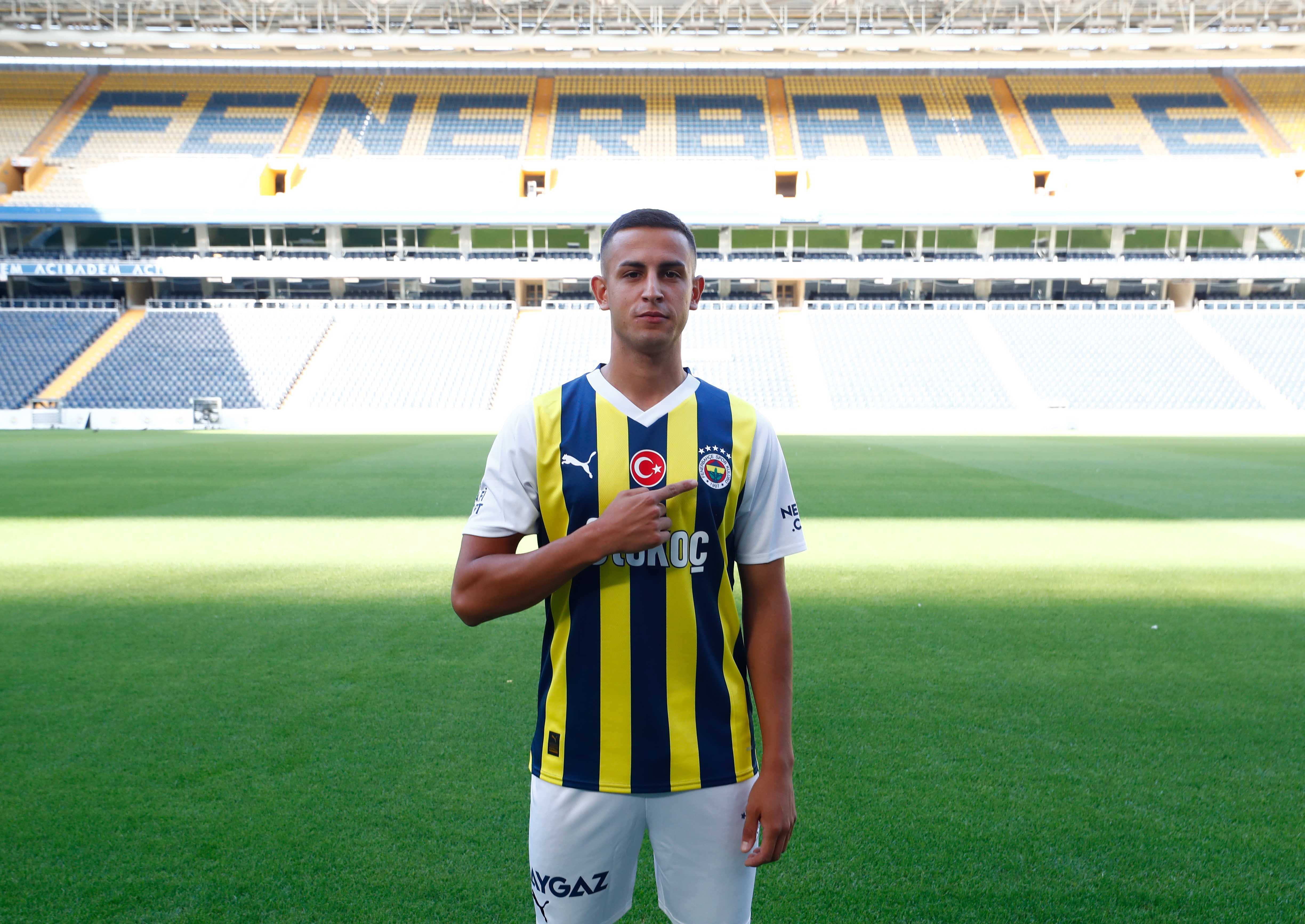 Fenerbahçe'nin yeni transferi Marsilya'nın 20 yaşındaki orta saha oyuncusu Bartuğ Elmaz, "Fenerbahçe sizi istiyorsa ikinci kez düşünmezsiniz" dedi.