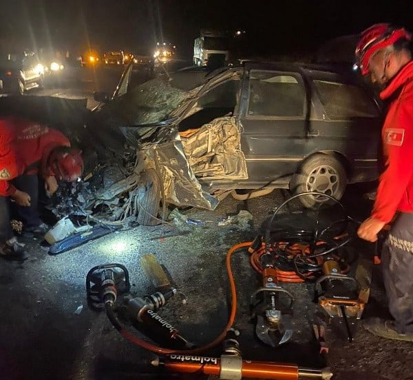Balıkesir'in Gönen ilçesi Manyas karayolunda tır ile otomobil kafa kafaya çarpıştı. Kazada bir kişi hayatını kaybetti, 1 kişi yaralandı.