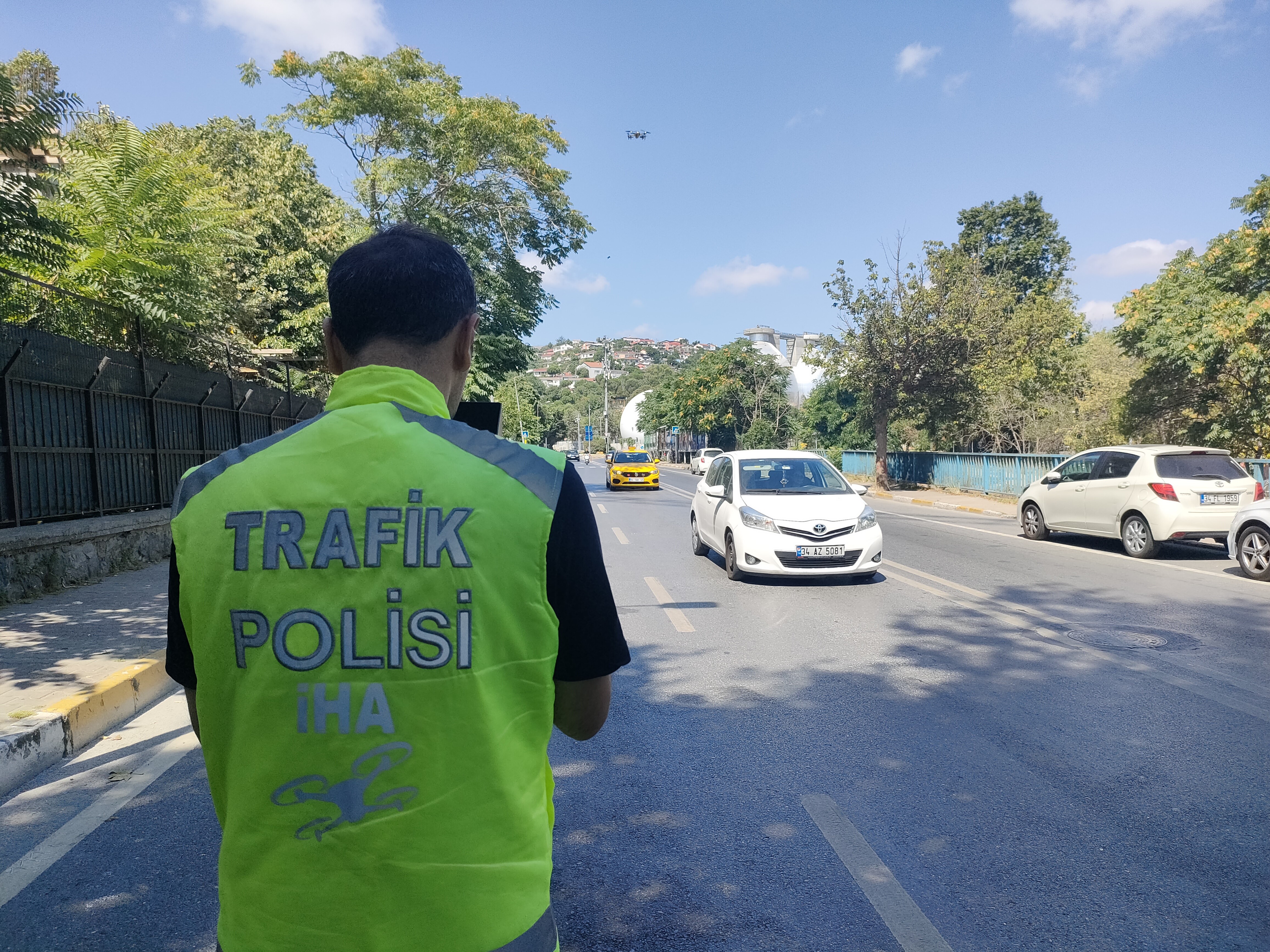 Sarıyer’de İstanbul Emniyet Müdürlüğü Trafik Şubesi ekipleri tarafından dron destekli trafik denetimi gerçekleştirildi. Denetimler esnasında kurallara uymayan sürücülere toplamda bin 744 lira para cezası kesildi.