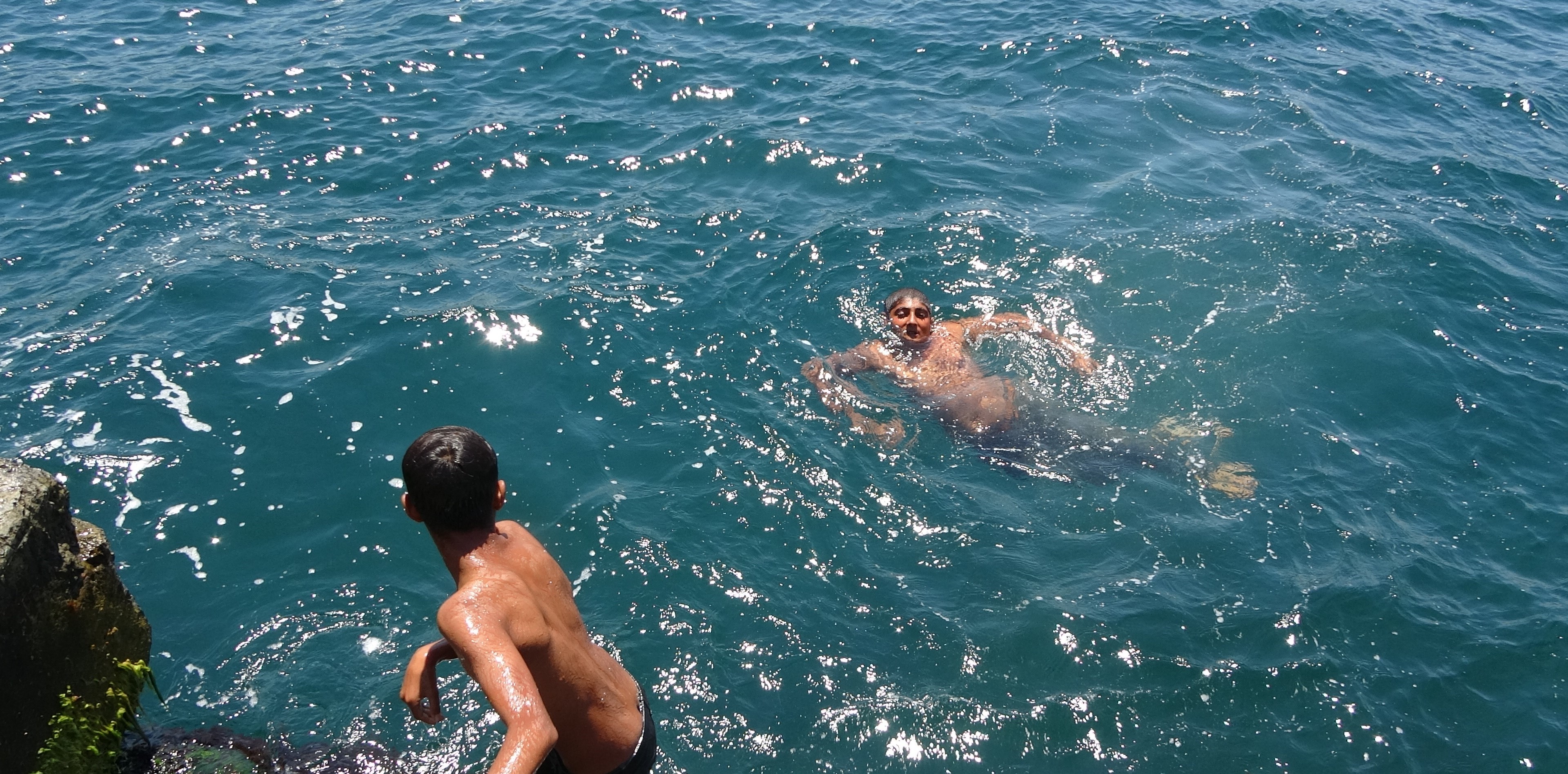 İstanbul’da hava sıcaklıkları mevsim normallerinin üzerinde seyrederken, Taksim ve Karaköy’de sıcaktan bunalan vatandaşlar serinlemek için çeşitli yollar denedi. Güneşin yakıcı etkisinden korunmak isteyenler çeşitli önlemler alırken, bazı vatandaşlar ise serinlemek için denize akın ettiler .