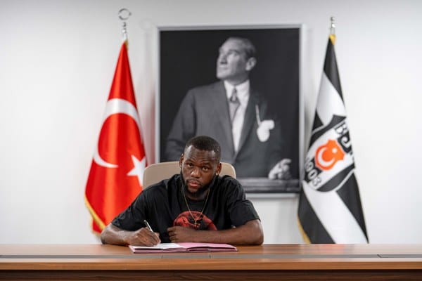 Beşiktaş'ın yeni transferi Jean Onana, İstanbul'a geldiği için mutluluğunu dile getirerek, "Kazanmak için buradayım" dedi. Taraftarın kendisi için önem vurgulayan Onana, "Buraya Beşiktaş'ın taraftarı için geldim" dedi.