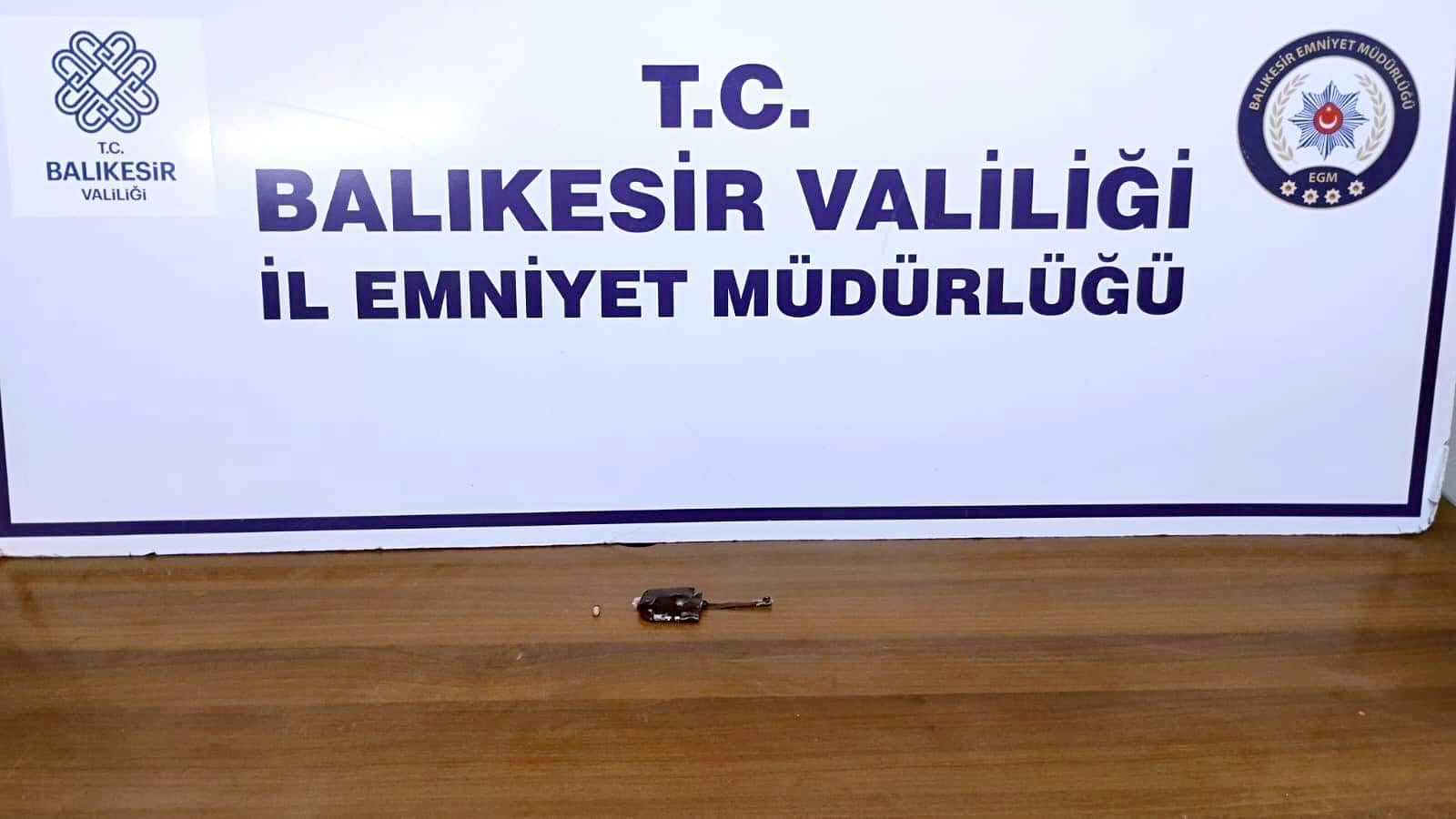Balıkesir’in Edremit ilçesinde ehliyet sınavına kopya düzeneği ile girmeye çalışan bir kişi gözaltına alındı.