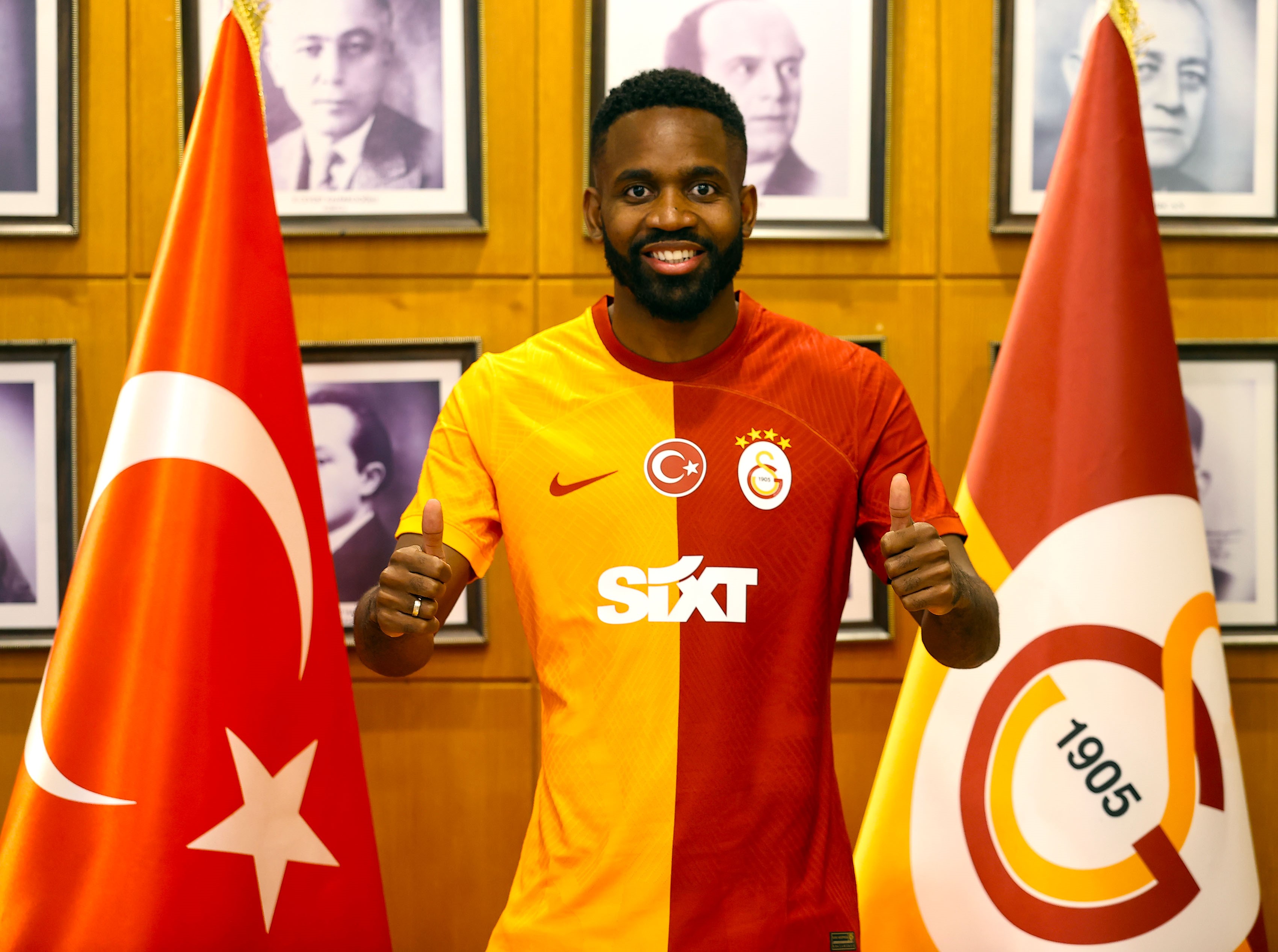 Galatasaray, 700 bin Euro bonservis bedeli ödeyeceği Cedric Bakambu ile 2 yıllık sözleşme imzalandığını açıkladı.