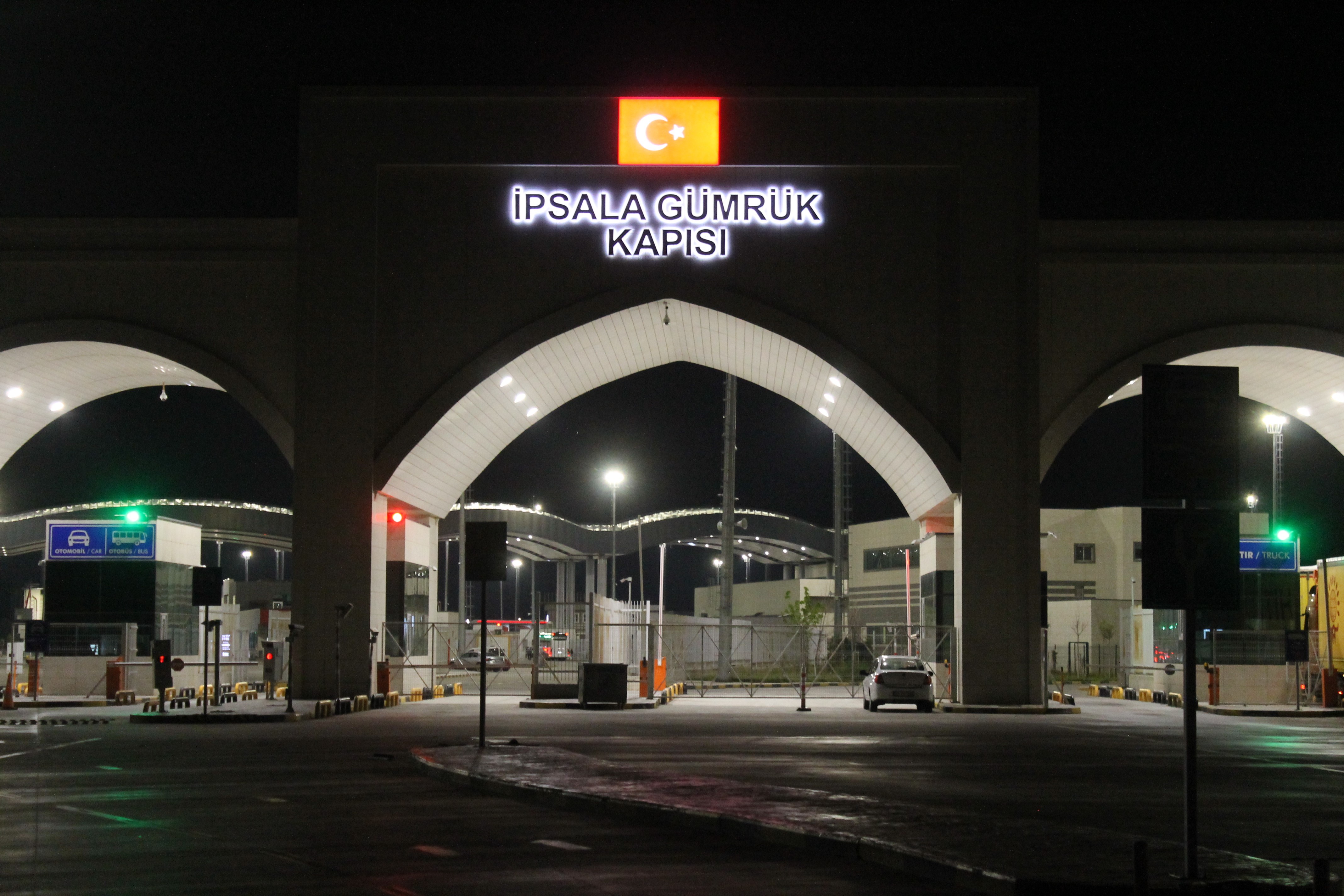 Edirne’nin İpsala ilçesinde bulunan sınır kapısında Avrupa’ya geçmek için bekleyen tırın içinde havasız kalan 4 göçmen hayatını kaybetti.