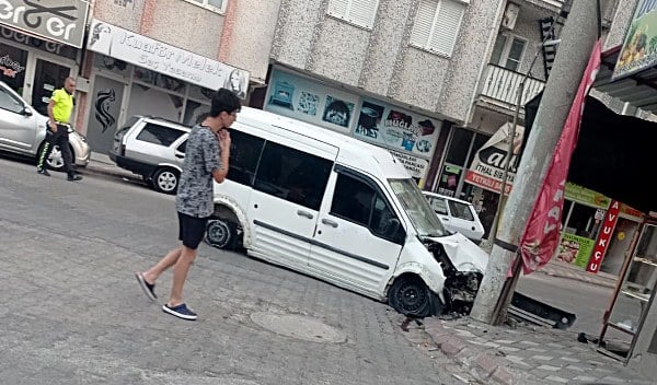 Edremit ilçesinde meydana gelen trafik kazasında, bir ticari araç önce bir motosiklete çarptı, ardından da bir elektrik direğine çarparak durabildi. Kazada motosiklet sürücüsü yaralandı.
