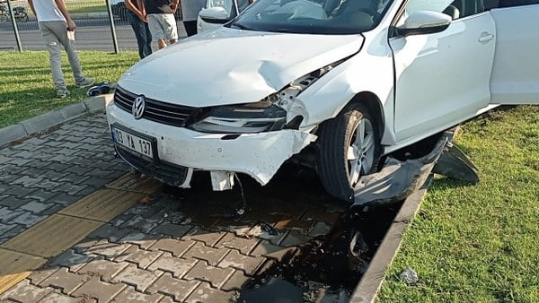 Edremit ilçesinde meydana gelen trafik kazasında, ışık ihlali yaptığı iddia edilen bir motosiklet, bir kamyonetle çarpıştı. Arkadan gelen bir otomobil sürücüsü ise kamyonete çarpmamak için manevra yaparak orta refüje çıktı. Kazada, motosiklet sürücüsü ağır yaralandı.