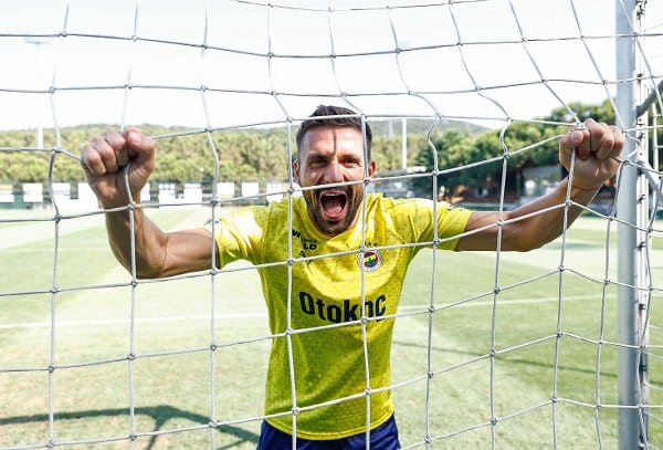 Fenerbahçe’nin yeni transferlerinden Dusan Tadic, “Şampiyon olmak için en önemli şey birlikte olmak. İyi anlarda da kötü anlarda da birlik olmak gerekiyor. Ancak birlik olursak şampiyon olabiliriz” dedi.