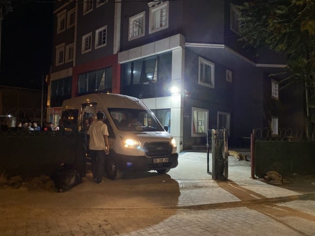 Büyükçekmece'de bulunan bir bakımevinde çalışanların hastaya şiddet uygulaması olayının ardından bakımevinde bulunan hastaların başka yerlere tahliyesi gerçekleşti.