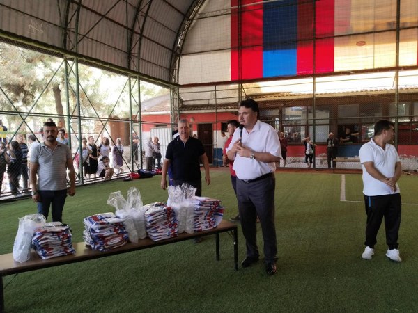 Balıkesir'in Havran ilçesinde "Yaza Hareketli Giriyoruz" sloganıyla açılan spor okullarına kayıt yaptıran sporculara forma ve malzeme dağıtımı gerçekleştirildi.