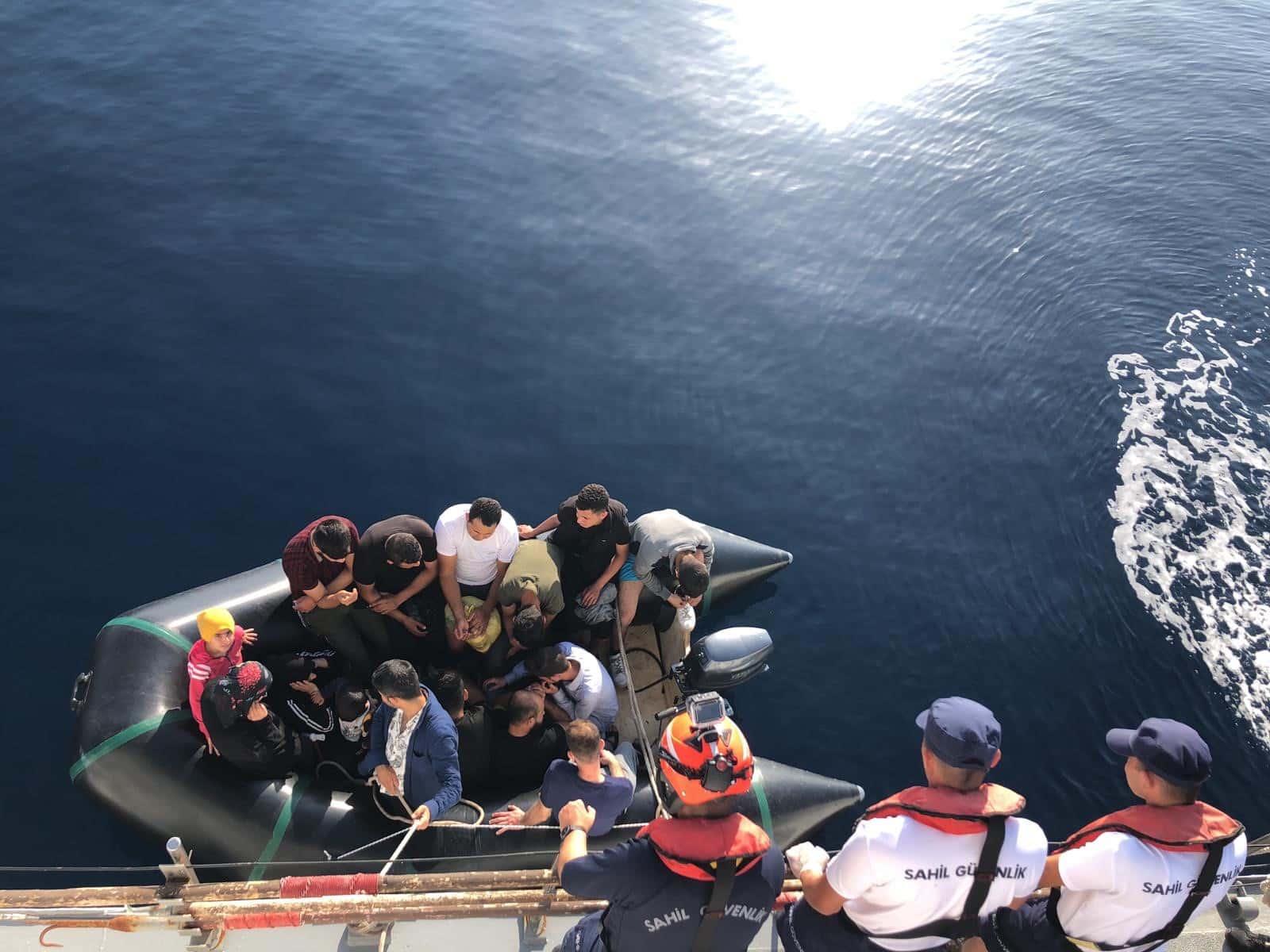 Balıkesir'in Ayvalık ilçesi açıklarında, Yunanistan'ın Midilli (Lesvos) Adası'na yasa dışı yollardan geçmeye çalışan 16 düzensiz göçmen Sahil Güvenlik ekipleri tarafından yakalandı.
